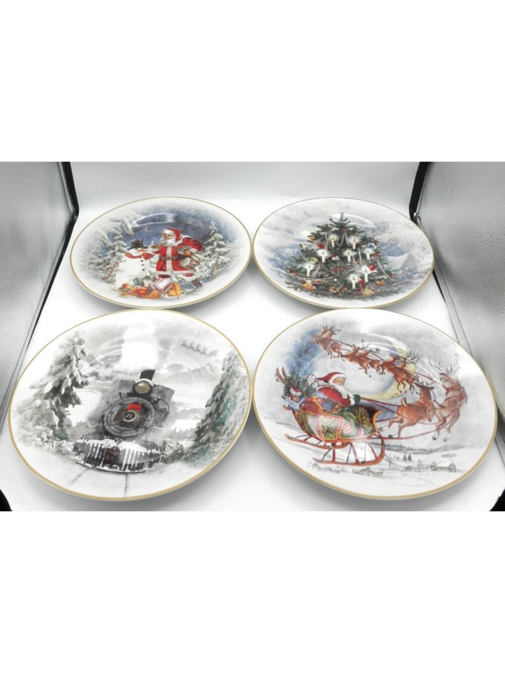 Nostalgic Santa Pottery Barn 10-1/2 Inch Dinner Plates Set of 4 Pattern PBANOS
